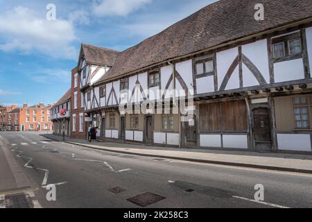 Tewkesbury, Regno Unito, maggio 2022 - antichi cottage in legno incorniciato prato che risalgono al 1410, nella città di mercato di Tewkesbury in Gloucestershire, Inghilterra, Regno Unito Foto Stock