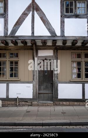 Tewkesbury, Regno Unito, maggio 2022 - antichi cottage in legno incorniciato prato che risalgono al 1410, nella città di mercato di Tewkesbury in Gloucestershire, Inghilterra, Regno Unito Foto Stock