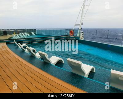 Miami, USA - 4 maggio 2022: La tranquilla zona piscina per adulti presso la nuova nave da crociera o la nuova nave ammiraglia di MSC Seashore, la più grande nave da crociera costruita a Ital Foto Stock