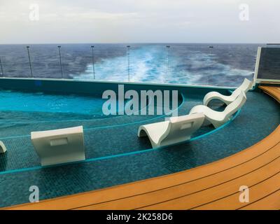 Miami, USA - 4 maggio 2022: La tranquilla zona piscina per adulti presso la nuova nave da crociera o la nuova nave ammiraglia di MSC Seashore, la più grande nave da crociera costruita a Ital Foto Stock