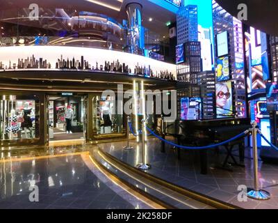 Miami, USA - 29 aprile 2022: Interno dell'Atrium nella nuova nave da crociera AT o nuova nave ammiraglia di MSC Seashore, la più grande nave da crociera costruita in Italia. Foto Stock