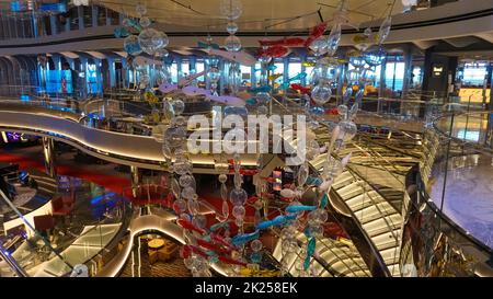 Miami, USA - 29 aprile 2022: Interno dell'Atrium nella nuova nave da crociera AT o nuova nave ammiraglia di MSC Seashore, la più grande nave da crociera costruita in Italia. Foto Stock