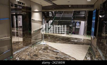 Miami, USA - 29 aprile 2022: Interno della nuova nave da crociera o nuova nave ammiraglia di MSC Seashore, la più grande nave da crociera costruita in Italia. Foto Stock