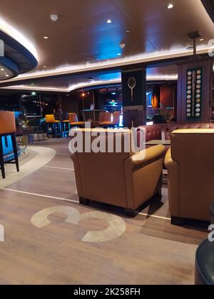 Miami, USA - 29 aprile 2022: Interno del bar Atrium nella nuova nave da crociera AT o nuova nave ammiraglia di MSC Seashore, la più grande nave da crociera costruita in esso Foto Stock