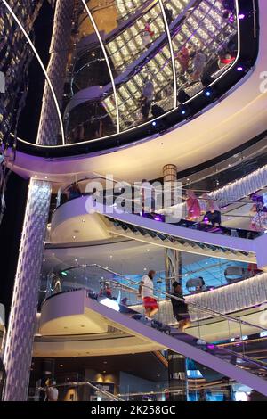 Miami, USA - 29 aprile 2022: Interno dell'Atrium nella nuova nave da crociera AT o nuova nave ammiraglia di MSC Seashore, la più grande nave da crociera costruita in Italia. Foto Stock