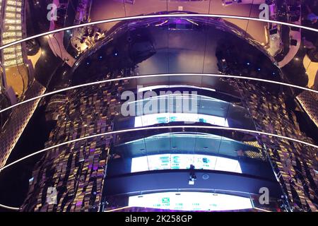 Miami, USA - 29 aprile 2022: Interno dell'Atrium nella nuova nave da crociera AT o nuova nave ammiraglia di MSC Seashore, la più grande nave da crociera costruita in Italia. Foto Stock