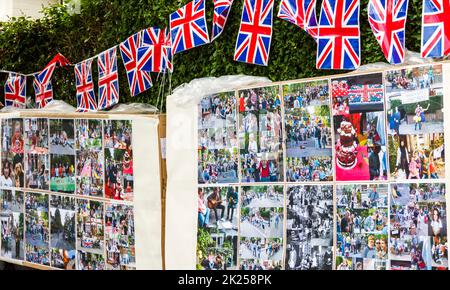Una mostra di fotografie ad una festa locale di strada che celebra il giubileo della Regina Elisabetta II, Londra, Regno Unito Foto Stock