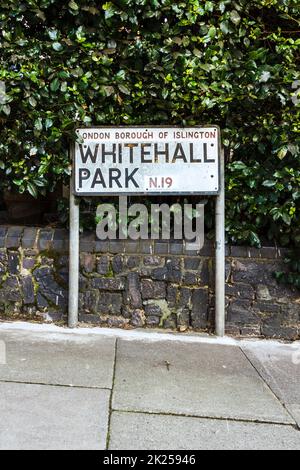 Cartello con il nome della strada a Whitehall Park, un'area residenziale di North Islington, Londra N19, Regno Unito Foto Stock