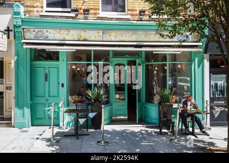 Un ristorante seduto fuori da un ristorante in Navigator Square a Archway, North Islington, Londra, Regno Unito Foto Stock