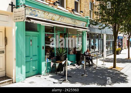 Un ristorante seduto fuori da un ristorante in Navigator Square a Archway, North Islington, Londra, Regno Unito Foto Stock