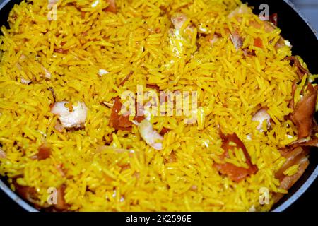 Pezzi di shawarma di pollo con riso basmati giallo, pane siriano e salsa all'aglio, fuoco selettivo di fattah Shawerma o fateh, cui fast food siriano Foto Stock