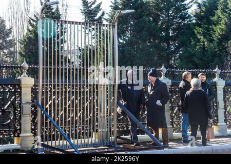 Gli attivisti locali e gli ufficiali del consiglio osservano come un pannello di recinzione anti-suicidio campione è installato sul ponte di Hornsey Lane nel nord di Londra, Regno Unito Foto Stock