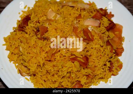 Pezzi di shawarma di pollo con riso basmati giallo, pane siriano e salsa all'aglio, fuoco selettivo di fattah Shawerma o fateh, cui fast food siriano Foto Stock