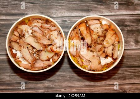 Pezzi di shawarma di pollo con riso basmati giallo, pane siriano e salsa all'aglio, fuoco selettivo di fattah Shawerma o fateh, cui fast food siriano Foto Stock