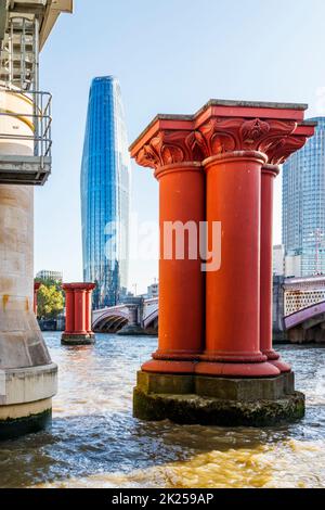 I pilastri rosso segna il luogo della vecchia Blackfriars Railway Bridge, London, Regno Unito Foto Stock