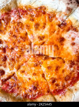 Fetta di pizza al formaggio sul piatto. Primo piano. Foto Stock