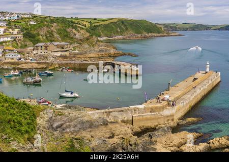 Vista aerea delle barche, dei moli e del porto esterno di Mevagissey, Cornovaglia. L'immagine è stata ripresa dal punto di vista che si affaccia sulla città. Foto Stock