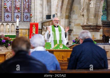 La danza annuale Abbott Bromley Horn. Nella foto, il Revd Simon Davis esegue la Messa prima che le corna vengano raccolte dalle mura. I ballerini popolari rimuovono le corna dalle pareti della chiesa di San Nicola alle 8am:00 e procedono a ballare tutto il giorno visitando i villaggi vicini, riportando le corna per un altro anno alle mura del chuch alle 8pm:00. Un servizio di benedizione alle 7am:00 si svolge sotto la guida di Revd Simon Davis.in 2022. La danza del corno si svolge dal 12th ° secolo. Foto Stock