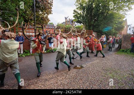 La danza annuale Abbott Bromley Horn. Nella foto, i cervi ballano intorno al villaggio di Abbott Bromley. I ballerini folk rimuovono le corna dalle mura della chiesa di San Nicola alle 8am:8pm e procedono a ballare tutto il giorno visitando i villaggi vicini, riportando le corna per un altro anno alle mura del chuch alle 17:00. Un servizio di benedizione alle 7am:00 si svolge sotto la guida di Revd Simon Davis.in 2022. La danza del corno si svolge dal 12th ° secolo. Foto Stock