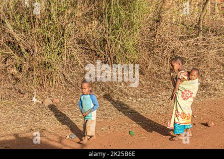 Ngorongoro Conservation Area, Tanzania - 7 Novembre 2017: Bambini africani nella campagna tanzaniana. Foto Stock