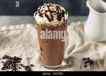 Caffè Mocha freddo con panna montata e cioccolato Foto Stock