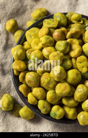 Piselli Wasabi giapponesi fatti in casa in una ciotola Foto Stock