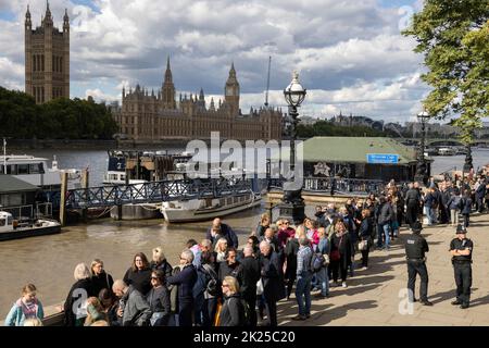 I pianti reali fanno la fila per rendere omaggio e visitare la menzogna nello stato della regina Elisabetta II, attraverso il ponte di Westminster, Southbank, Londra, Regno Unito