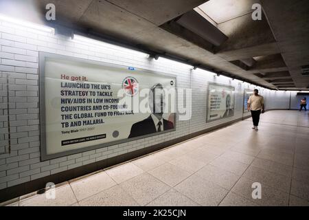 Londra Regno Unito. 22 settembre 2022. Una foto dell'ex primo ministro laburista Tony Blair sulla metropolitana di Londra di One Global Campaign che sottolinea l'impatto che i primi ministri britannici hanno avuto sulla salute globale per combattere malattie infettive come Covid, Ebola e AIDS Credit: amer Ghazzal/Alamy Live News. Foto Stock