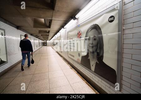 Londra Regno Unito. 22 settembre 2022. Un poster sulla London Underground by One Global Campaign per evidenziare l'impatto che i primi Ministri britannici hanno avuto sulla salute globale per combattere le malattie infettive Credit: amer Ghazzal/Alamy Live News. Foto Stock