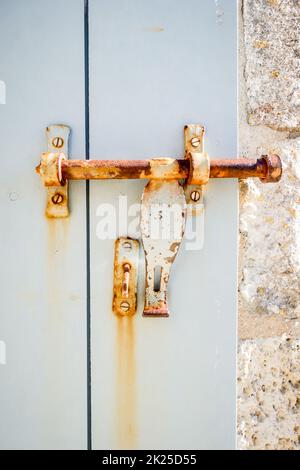 Vecchia serratura arrugginita su una porta di legno Foto Stock