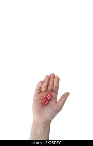 La mano femminile tiene i dadi da gioco rossi su sfondo bianco. Doppio concetto sei con spazio copia per giochi, gioco da tavolo, gioco di ruolo, rischio, possibilità, buona fortuna o gioco d'azzardo. Vista dall'alto dell'immagine a toni. Primo piano. Foto Stock
