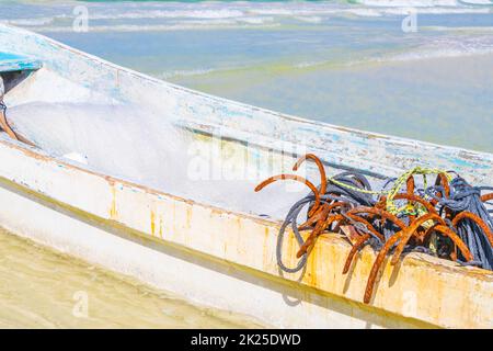 Bellissima isola di Holbox spiaggia con barca da pesca acqua turchese Messico. Foto Stock