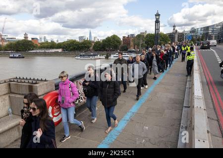 I pianti reali fanno la fila per rendere omaggio e per visitare la menzogna nello stato della Regina Elisabetta II, attraverso Lambeth Bridge, Southbank, Londra, Regno Unito Foto Stock