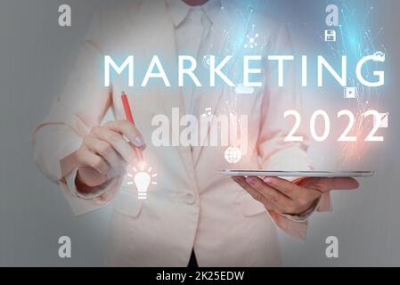 Didascalia di testo che presenta il marketing 2022. Panoramica commerciale tendenze commerciali per l'evento promozionale di Capodanno 2022 Business Woman Using Phone durante la presentazione di un nuovo futuristico schermo virtuale. Foto Stock