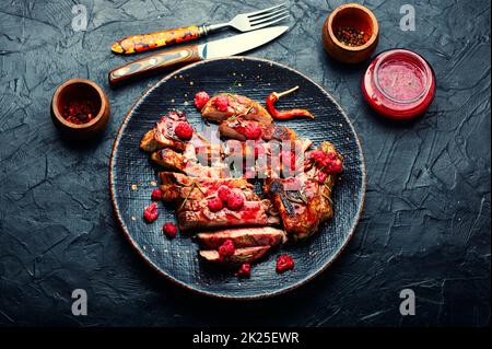Bistecca fritta con salsa di lamponi Foto Stock