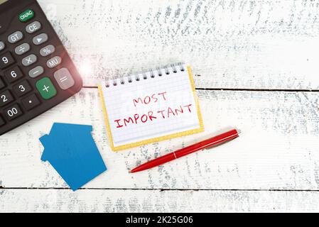 Scrittura a mano del testo più importante. Concetto che significa più grande o più alta quantità di grado o come significativo preparare piani Casa, idee di investimento Casa, calcolare il costo di alloggio Foto Stock