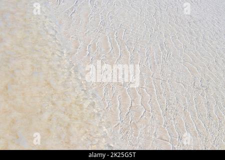 Texture di acqua di sabbia chiara Holbox isola spiaggia in Messico. Foto Stock