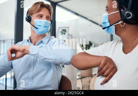 Supporto, call center e assistenza ai dipendenti e maschera facciale con telemarketing, servizio clienti e società di consulenza. Distanza sociale, virus e. Foto Stock