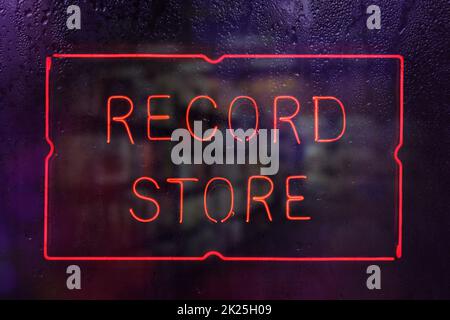 Vintage Neon Record Store Accedi finestra piovosa Foto Stock