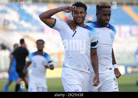 Pescara, Italia, 21st settembre 2022. Rhian Brewster d'Inghilterra festeggia con il compagno di squadra Ryan Sessegnon dopo aver segnato una penalità per il primo tempo per dare al lato un vantaggio di 1-0 durante la partita amichevole internazionale allo Stadio Adriatico di Pescara. Il credito per le immagini dovrebbe essere: Jonathan Moskrop / Sportimage Credit: Sportimage/Alamy Live News Foto Stock