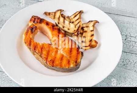 Bistecca di salmone alla griglia con funghi Foto Stock