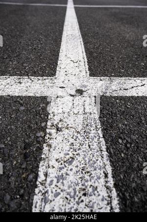 Linee di parcheggio sull'asfalto Foto Stock