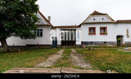 Le case coloniche del villaggio di Viscri in Romania Foto Stock