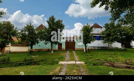 Le case coloniche del villaggio di Viscri in Romania Foto Stock