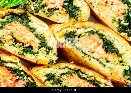 Salmone cotto nell'impasto. Foto Stock