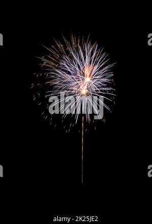 Esplosione di fuochi d'artificio colorati sul cielo nero Foto Stock