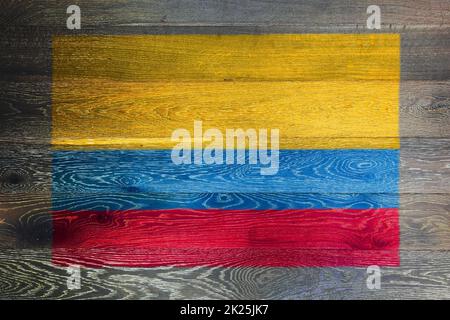 Bandiera Colombia su sfondo rustico vecchio legno superficie Foto Stock