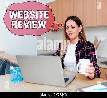 Segno che mostra la revisione del sito web. Foto concettuale Recensioni che possono essere pubblicati su aziende e servizi Abstract discussione on-line Conferenza, idee Digital Classroom Foto Stock