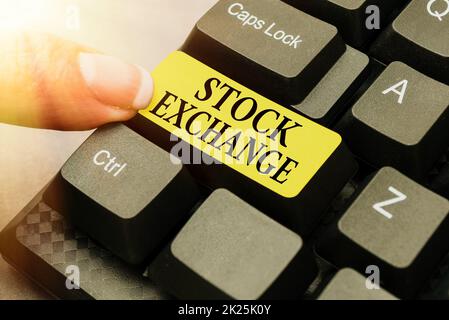 Scrittura con testo Stock Exchange. Concetto del Internet un mercato elettronico in cui i proprietari dei commerci si riuniscono Abstract che genera i lavori in linea di trascrizione, digitando le descrizioni di Web site Foto Stock