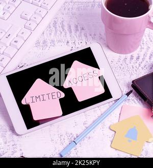 Cartello con accesso limitato. Concetto che significa avere accesso limitato a un numero piuttosto limitato di punti Comunicazioni wireless chiamate vocali e video scrittura di note importanti Foto Stock